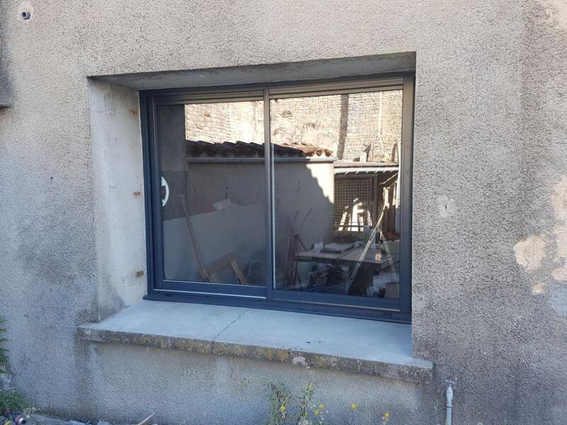 Menuisier fenêtre en PVC, Aigre